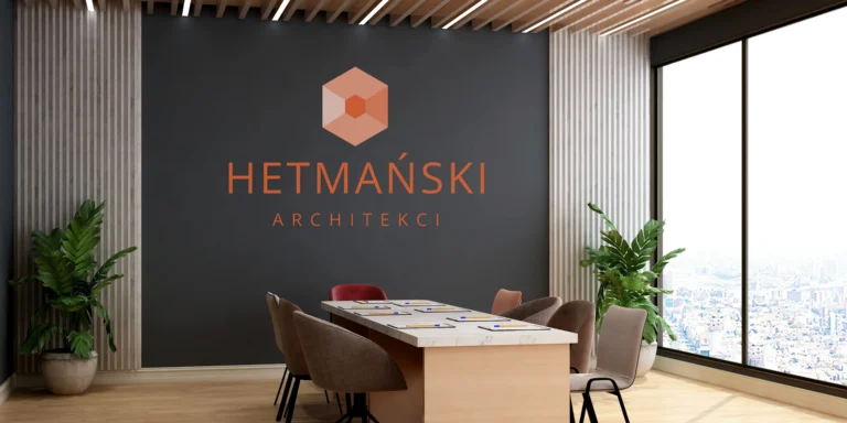 Logo firmy architektonicznej wykonane metodą druku ściennego na ciemnej ścianie w nowoczesnej sali konferencyjnej.
