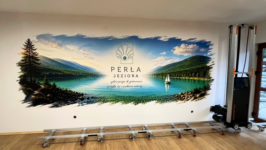 Druk ścienny UV z krajobrazem jeziora i logo restauracji Perła Jeziora wykonany bezpośrednio na ścianie