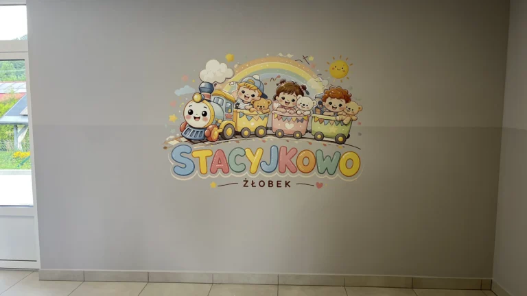 Kolorowy druk ścienny z pociągiem i dziećmi